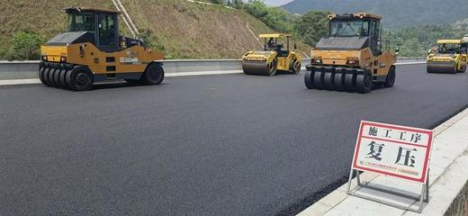 計劃年底通車!機場二高南段工程完成瀝青中面層試驗段鋪筑