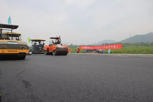 351國道浦江段開始攤鋪瀝青路面 為12月底前通車創(chuàng)造條件