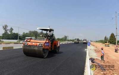 新洲陽大公路工程開始攤鋪瀝青,年底可達到主線通車目標