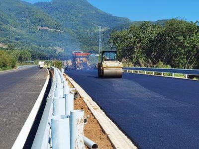 臨清高速公路路面工區瀝青上面層試驗段鋪筑成功