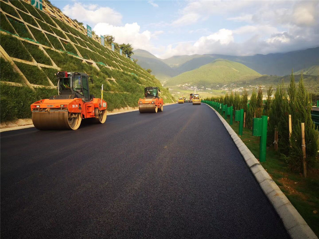 保瀘高速公路路面二工區瀝青混凝土上面層試驗段成功鋪筑