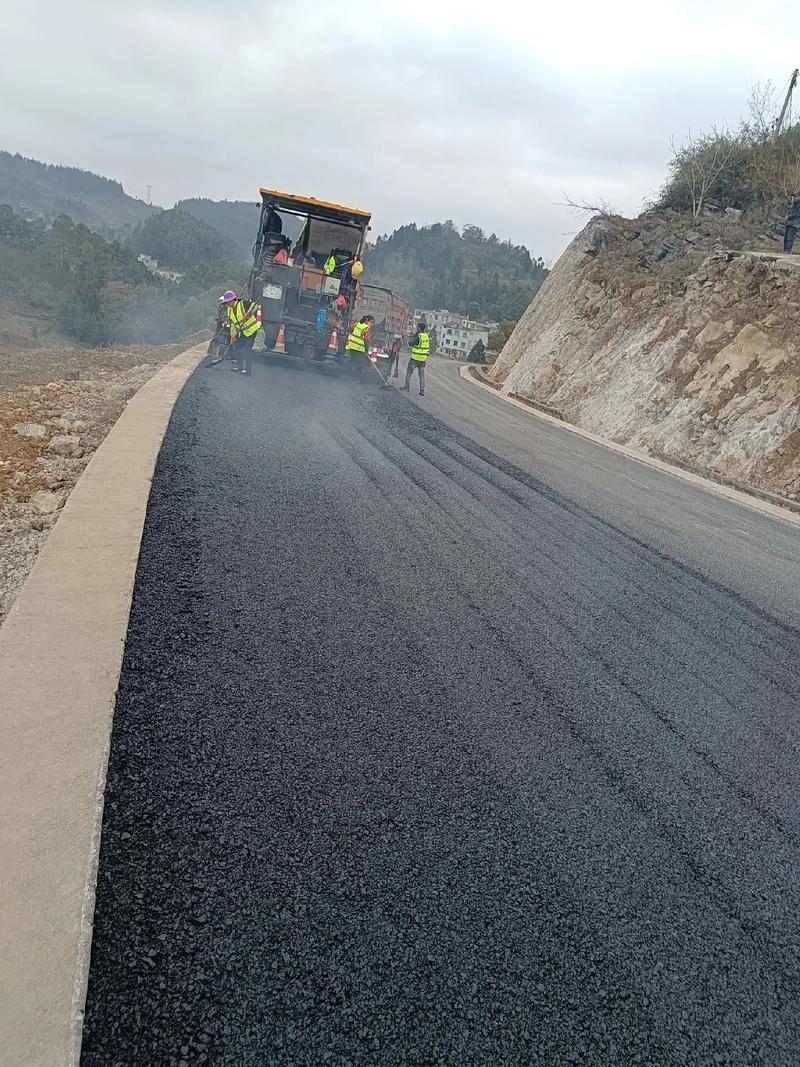 貴州旭輝科技建設(shè)安龍縣海子至灑雨公路改擴(kuò)建工程,道路瀝青路面 - 抖